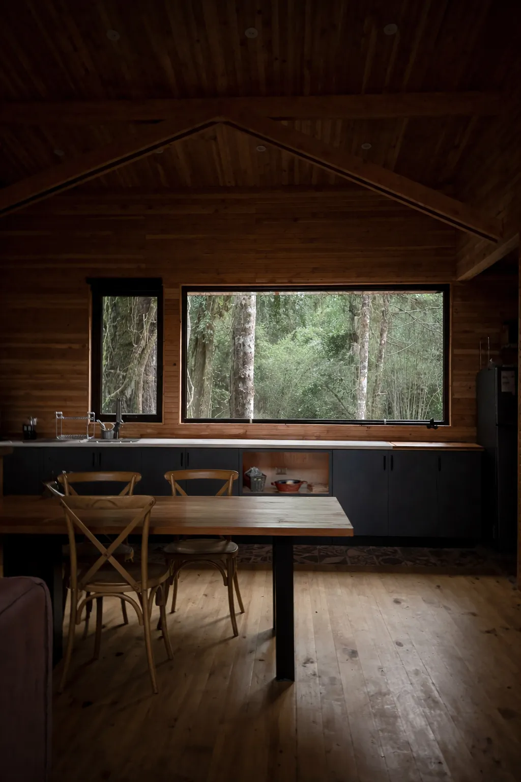 Ventana de la cocina al anochecer