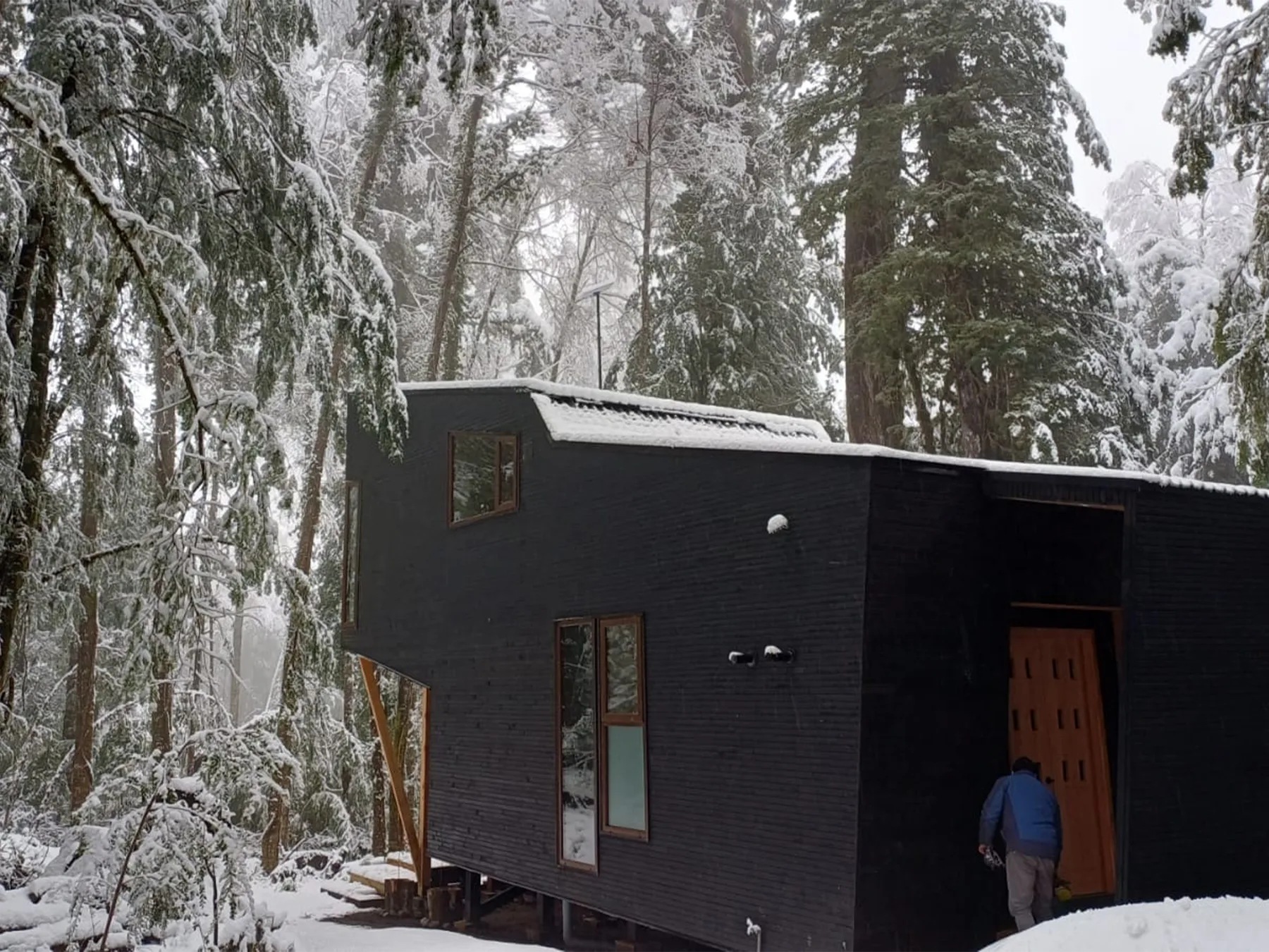 Exterior del lodge en plena nevada
