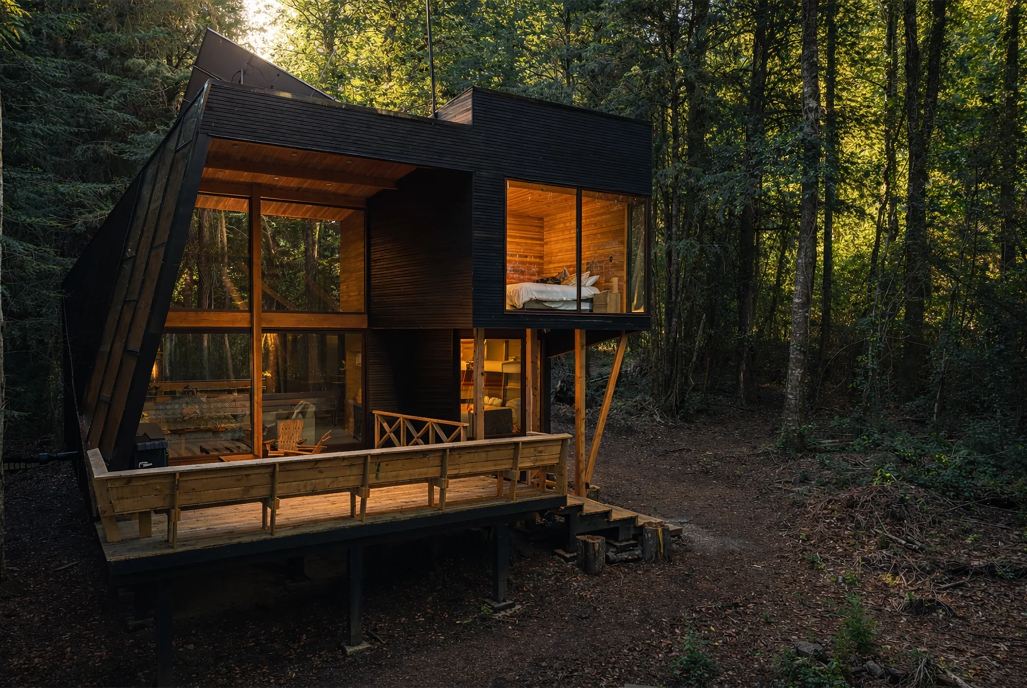 El lodge entre los árboles al atardecer